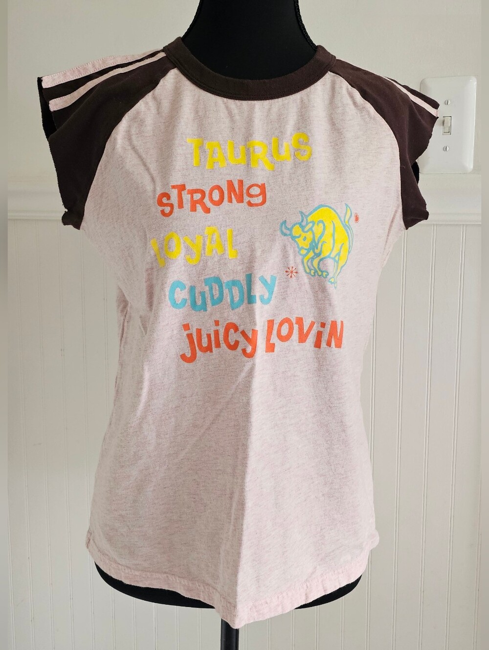 🌈 RARE Juicy Couture VINTAGE 90'S Pink & Brown 'Taurus' Graphic Tee - XL